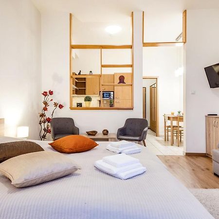 Appartamento Downtown Charm With Balcony And Garden View Budapest Esterno foto